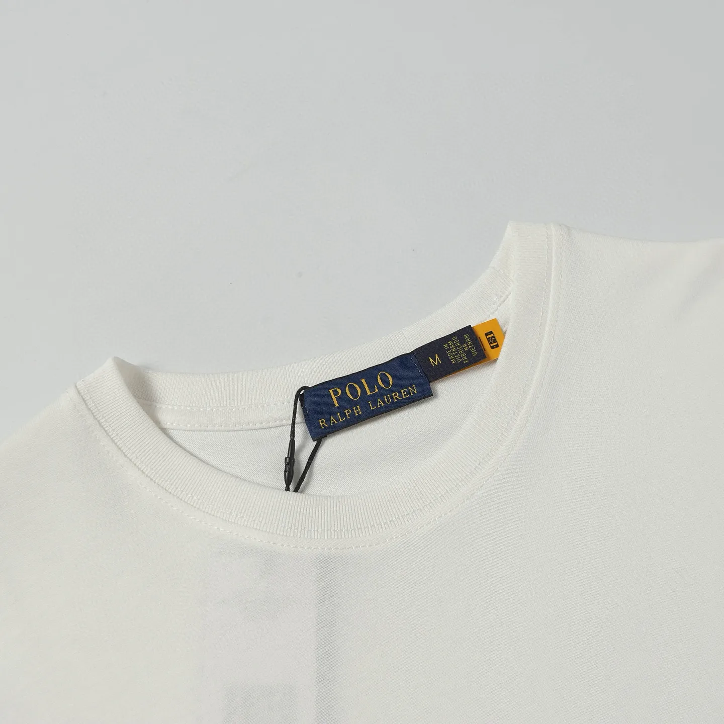 P126 Style number: 506 Ralph Lauren/Ralph Lauren 25ss summer new round-neck T-shirt with English letter embroidery. The main logo on the neck has a QR code mark, which can be scanned for verification. The detailed English letter logo embroidery is all high-density and made with imported Tajima machines, which distinguishes low-quality products on the market. 32 counts, 240g hydrophilic toner, 100% cotton fabric, comfortable and soft, highly breathable, focusing on high-end cost-effectiveness, needless to say good quality. Available in a variety of colors, both boys and girls can try this genderless style, giving them a yuppie tone in no time. Immerse yourself in your leisurely style, and have your own style in retro. Natural, vivid and very French romantic feelings, perfectly integrating youthful atmosphere and trend. Color: black, white, green, sky blue Size: S-xL S Shoulder width 44 Bust 104 Sleeve length 23 Clothing length 72 M Shoulder width 45 Bust 108 Sleeve length 24 Clothing length 74 L Shoulder width 46 Bust 112 Sleeve length 25 Clothing length 76 xL Shoulder width 47 Bust 116 Sleeve length 26 Clothing length 78